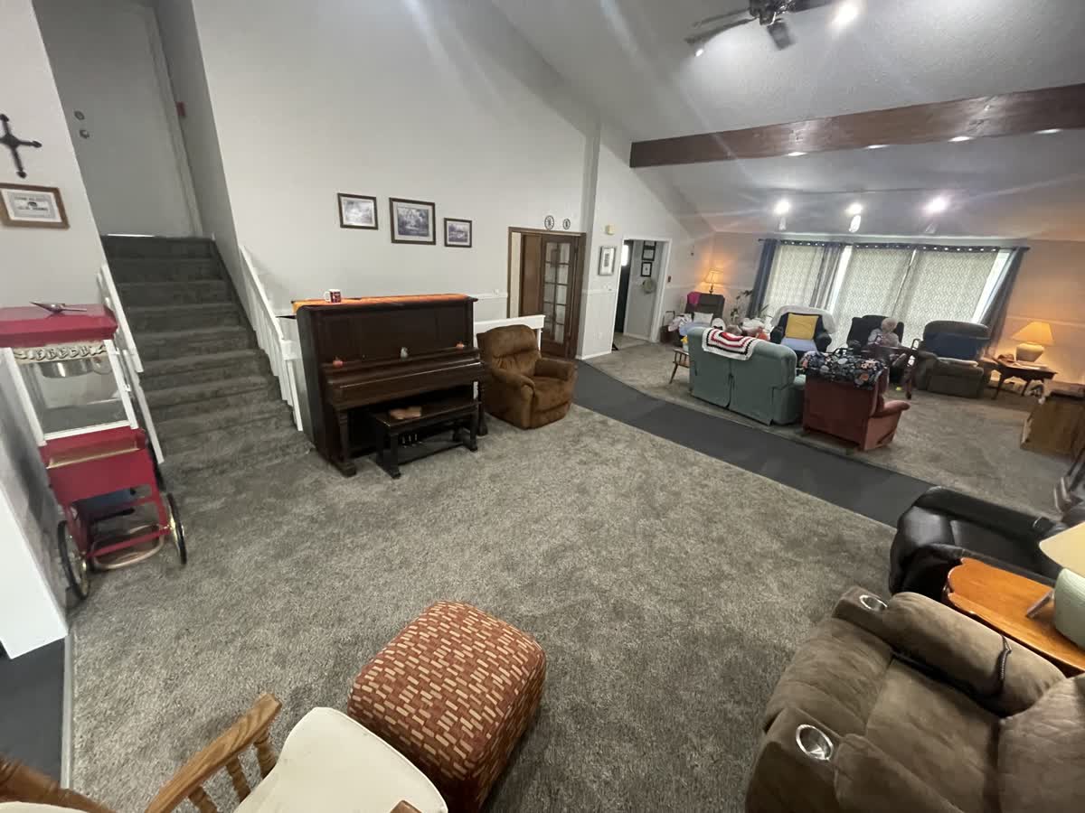Common room seating area at Charleston at Keenesburg